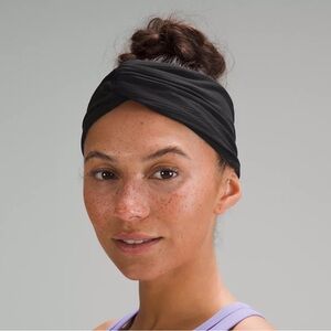 NWT Lulu Ribbed Nulu Black Twist Headband